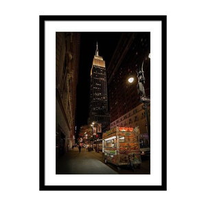 Food Truck w Empire State Building - Ulice nocą na Manhattanie, Nowy Jork - Kolorowa fotografia w ramie i passe-partout