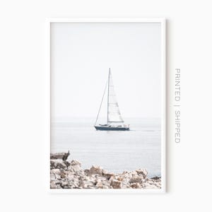 Impresión de velero / Decoración de pared náutica / Impresión de yate oceánico / Arte de pared costero / Fotografía costera / Póster de océano neutro
