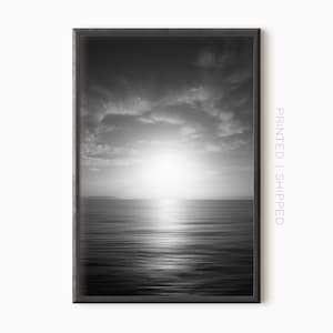 Fotografía de puesta de sol en el océano / Impresión artística de naturaleza en blanco y negro / Póster impreso