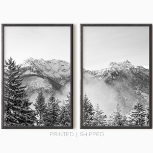 Berg Art 2er-Set Drucke | Schwarz Weiß Winter Poster | Nebligen Wald Fotografie Druck | Verschneite Berge | Gedrucktes Poster Set