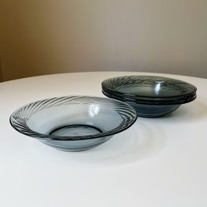 Set von vier rauchgrauen Glasschalen von Pyrex
