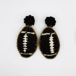 Statementoorbellen voetbalkralen, game day, achterklepmode, handgemaakte oorbellen