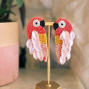 Boucles d’oreilles Pink Parrot Beaded Statement, tropicales, boucles d’oreilles faites à la main, style plage, style croisière, été, rose