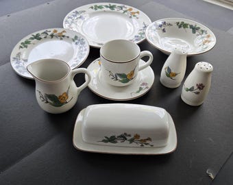Vintage 1960-80er Jahre Woodhill China by Citation - Abend- & Salatteller, Suppenschalen, Untertassen, flache Tassen
