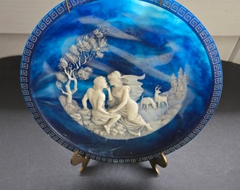 Assiette vintage en Incolay Lapis-Blue Cameo Stone - L'île de Circé par Alan Brunettin - 1984