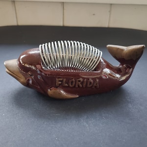 Portacartas de cerámica con forma de delfín marrón, recuerdo de Florida, década de 1950