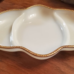 Anchor Hocking Fire King Plat de service divisé en verre de lait des années 1950 avec bordure dorée