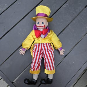 Bambola clown in porcellana del 1990 della collezione Hello di Douglas Carter