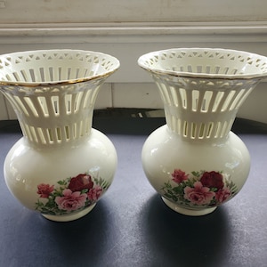 Par de jarrones románticos de porcelana victoriana vintage con rosas - Formalities de Baum Bros., circa 1970-1980
