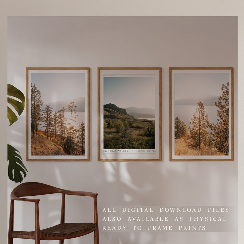Puede incluir: Tres fotograf&iacute;as de paisajes enmarcadas de un lago y monta&ntilde;as en el valle de Okanagan, Columbia Brit&aacute;nica. Las fotos est&aacute;n en un marco de madera r&uacute;stico y est&aacute;n listas para colgar en una pared.