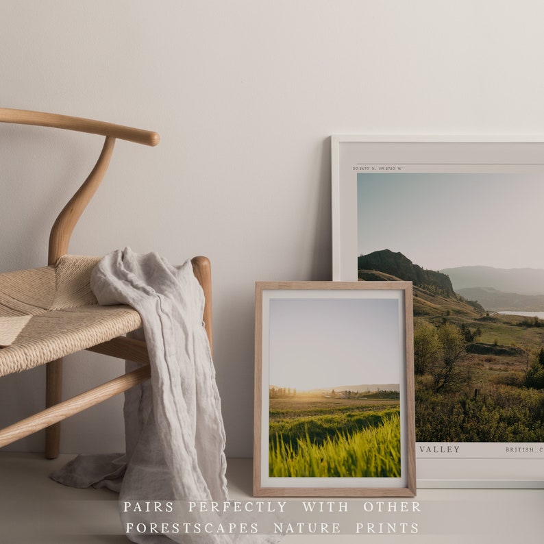Puede incluir: Dos fotograf&iacute;as de paisajes enmarcadas de un campo de hierba con una monta&ntilde;a en el fondo. La foto superior es una toma amplia de un valle con una monta&ntilde;a en la distancia. La foto inferior es un primer plano de un campo de hierba con una puesta de sol en el fondo. El texto "VALLEY" est&aacute; impreso en la esquina inferior derecha de la foto superior.