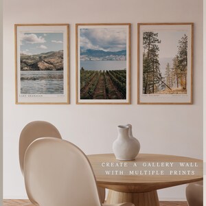 Op de afbeelding: Drie ingelijste landschapsfoto's van een meer, een wijngaard en een bos. De tekst "CREATE A GALLERY WALL WITH MULTIPLE PRINTS" is onder de afbeeldingen gedrukt.