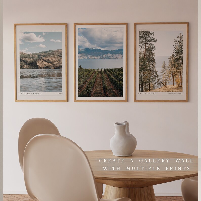 Op de afbeelding: Drie ingelijste landschapsfoto's van een meer, een wijngaard en een bos. De tekst "CREATE A GALLERY WALL WITH MULTIPLE PRINTS" is onder de afbeeldingen gedrukt.