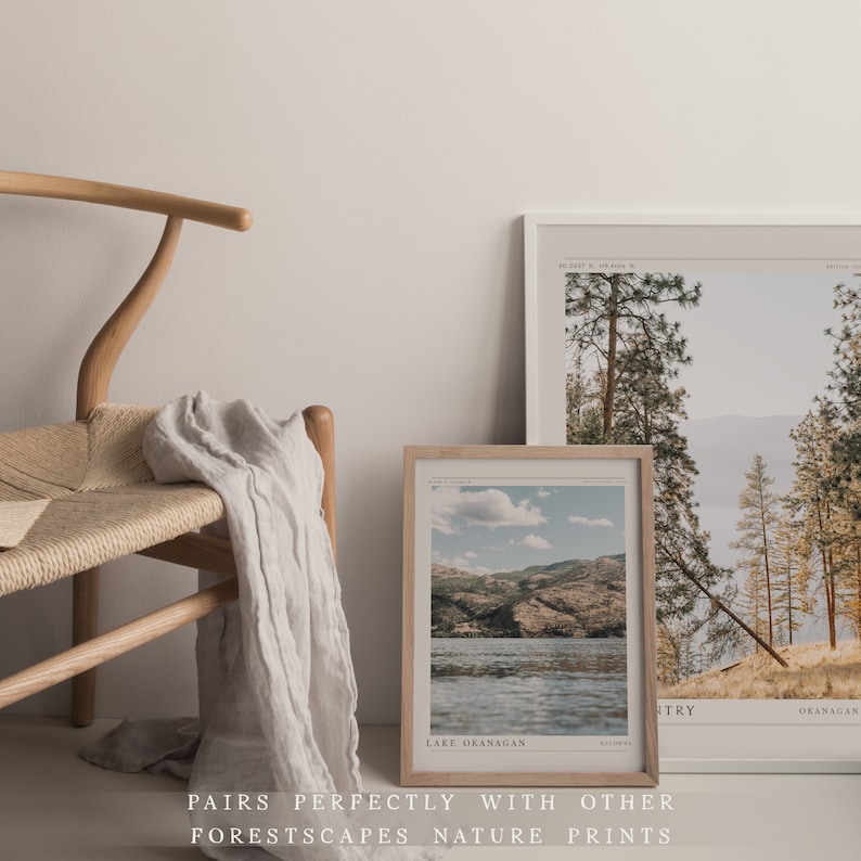 Op de afbeelding: Twee ingelijste landschapsfoto's van een meer en bergen. De bovenste foto toont een bos met hoge bomen en een meer in de verte. De onderste foto toont een meer met bergen op de achtergrond. Beide foto's hebben een vintage esthetiek.
