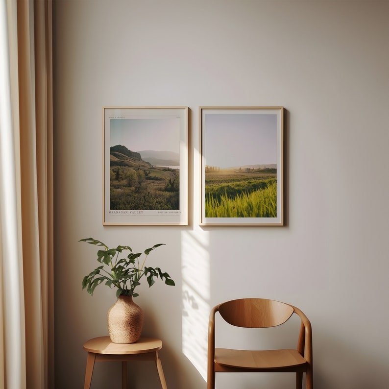 Puede incluir: Dos fotograf&iacute;as de paisajes enmarcadas de campos verdes y colinas. La foto superior tiene el t&iacute;tulo "Okanagan Valley, British Columbia". La foto inferior es de un campo de hierba alta.