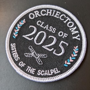 Peut inclure: Écusson brodé circulaire noir avec texte blanc. Il affiche "ORCHIECTOMY CLASS OF 2025" et "SISTERS OF THE SCALPEL", avec un motif de scalpel. Le bord est blanc avec des éléments décoratifs roses et bleus.