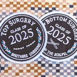 Peut inclure: Deux patchs brodés noir et blanc avec des points blancs. Le patch du haut dit "Top Surgery Class of 2025 Brothers Unbound" et le patch du bas dit "Bottom Surgery Class of 2025 Of the Scalpel".