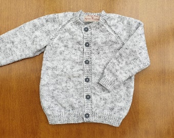 2-3 Jahre handgestrickte Baby-Strickjacke in Sturmwolkengrau, weiche hellgraue handgestrickte Jungen-Strickjacke