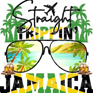 Può includere: Un design grafico con il testo "Straight Trippin' Jamaica" in nero con un design di bandiera giamaicana giallo, verde e nero. La grafica presenta anche un paio di occhiali da sole con una scena di spiaggia riflessa nelle lenti, palme e un aereo.