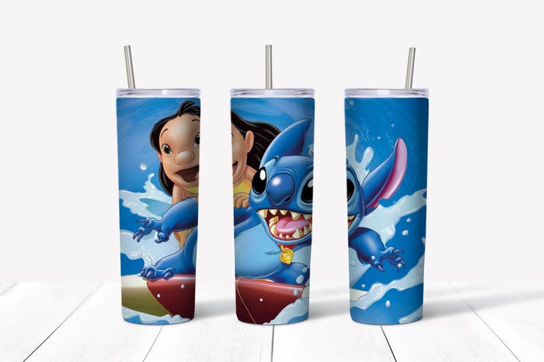 K&ouml;nnte beinhalten: Ein blauer und wei&szlig;er Edelstahlbecher mit einem Motiv von Stitch und Lilo aus dem Disney-Film Lilo & Stitch. Stitch f&auml;hrt auf einem Surfbrett mit Lilo hinter ihm. Der Becher hat einen Strohhalm.