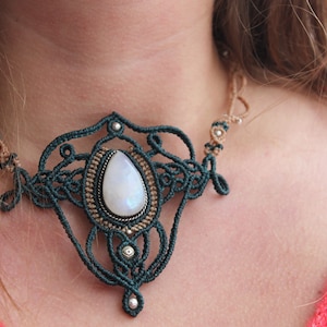 Collar tejido en micro-macramé y Piedra Luna engastado con latón plateado