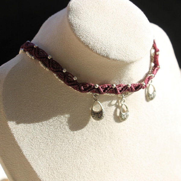 Collier "Heka" en macramé bordeaux, breloques argentées