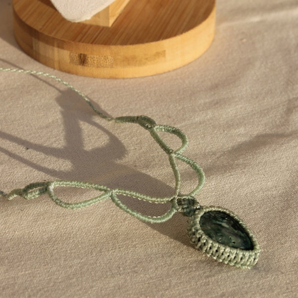 Collier "Bekko" en micro-macramé et Jaspe vert