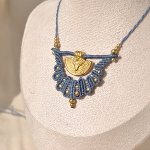 Collana boho - micro macramè - ciondolo in ottone placcato oro