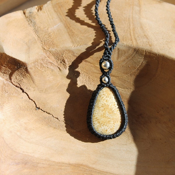 Collier "Fom" en macramé et fossile corail