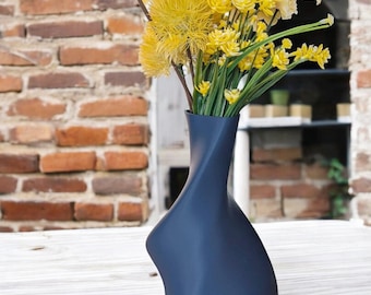 Twist Vase: Modern Plant-Based Home Decor for Dried Flowers