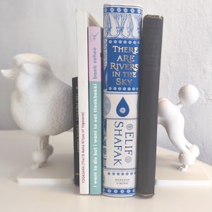 Sujetalibros de caniche: decoración para estanterías, estatua minimalista de animal.