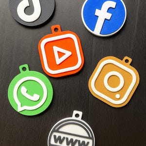 NFC Social Media Keychain – 3D Printed Instagram TikTok YouTube Tap‑to‑Follow Business Card Tag