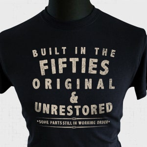 Peut inclure: T-shirt noir avec un graphisme de style vintage qui dit "Construit dans les années 50 Original & Non restauré. Certaines pièces sont toujours en état de marche."