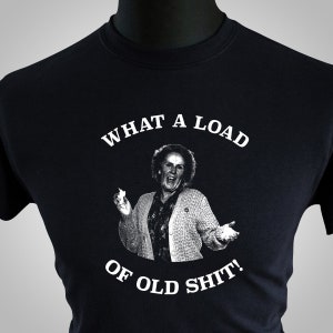 Può includere: Maglietta nera con una grafica bianca di una donna con il testo "What a load of old shit!"