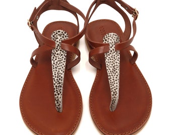 ハンドメイドレザートングサンダル、アニマルプリントTストラップ、ギリシャサンダル
