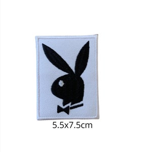 Peut inclure: Patch brodé blanc avec une silhouette noire de lapin portant un nœud papillon. Le patch mesure 5,5 x 7,5 cm.