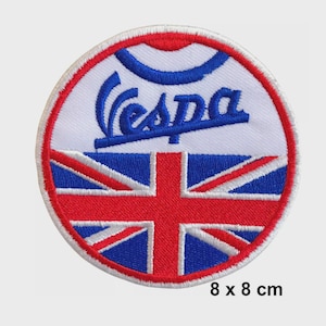 Puede incluir: Parche bordado redondo con el logotipo de Vespa en azul sobre fondo blanco, con la bandera británica roja y azul debajo. El parche mide 8 x 8 cm y tiene un borde rojo.