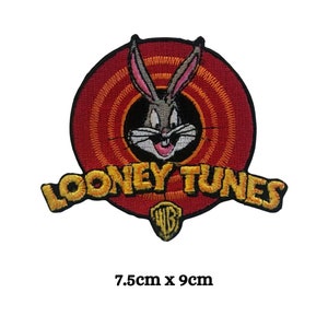 Op de afbeelding: Een geborduurde patch met Bugs Bunny van Looney Tunes. De patch is 7,5 cm bij 9 cm en is rood, geel en zwart met het Warner Bros. logo.
