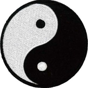 Puede incluir: Un símbolo yin yang negro y blanco bordado en un parche circular. El símbolo yin yang es un símbolo chino tradicional que representa la dualidad y el equilibrio.