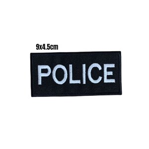 Puede incluir: Parche bordado negro con letras blancas que dice "POLICE". El parche mide 9 por 4,5 centímetros.