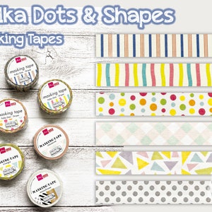 Könnte beinhalten: Sortiment von sechs Rollen farbigem, gemustertem Washi-Tape. Die Bänder zeigen Punkte, Streifen, Karos und Dreiecke. Die Rollen sind mit "Masking Tape" beschriftet und haben den Text "Polka Dots & Shapes" oben im Bild.
