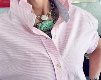 Chemise oxford revisitée : coupe carrée, haut rayé rose et blanc avec col à volants