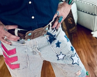 Retouche personnalisée du denim : appliqué et bordure en velours - Coupe ajustée