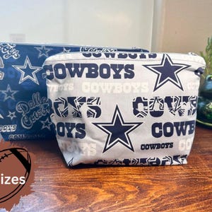 Bolsa de maquiagem de futebol dos Cowboys – Bolsa de cosméticos azul e prata do time para o dia do jogo, viagens, presentes e itens essenciais para os fãs