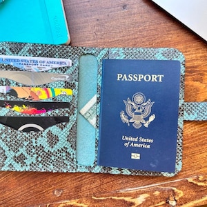Funda para pasaporte de piel de serpiente hecha a mano: billetera de viaje personalizada con bloqueo RFID, regalo de alta calidad para viajeros, envío gratis, graduación.