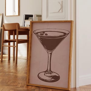 Sztuka ścienna Espresso Martini | Retro Linoryt Design | 24x30 Brązowo-różowy wydruk cyfrowy do pobrania, nowoczesna sztuka w akademiku lub mieszkaniu, dziewczyna kobieca