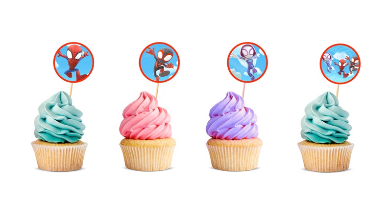 Puede incluir: Cuatro cupcakes con glaseado de diferentes colores y cubiertos con im&aacute;genes comestibles redondas de personajes de Spider-Man.