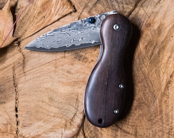 Pocket knife / Damascus steel blade / Sandalwood curved handle / Damask PRO00005991