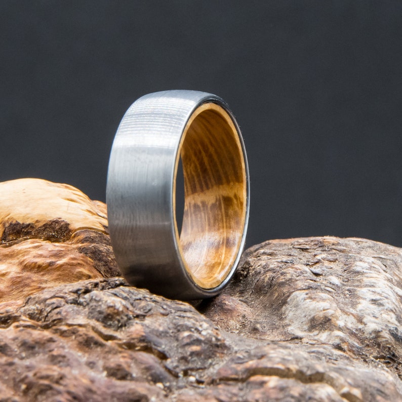 Ring aus Wolfram Stahl innen Eichen Holz von einem Whiskey Fass außen silber gebürstet Herren Damen 8mm breit Bild 1