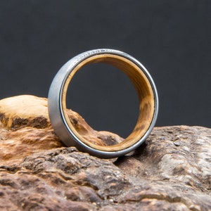 Ring aus Wolfram Stahl innen Eichen Holz von einem Whiskey Fass außen silber gebürstet Herren Damen 8mm breit imagem 3